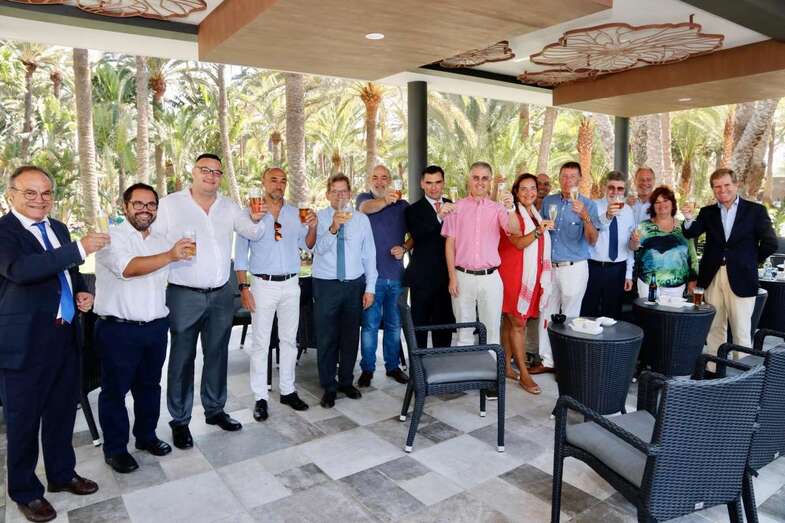 Brindis de la directiva de la FEHT en el Riu Oasis (Foto TA)